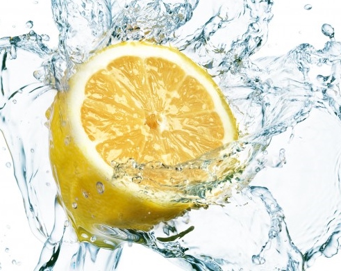 smyagchit-zhestkuu-vodu-limonom